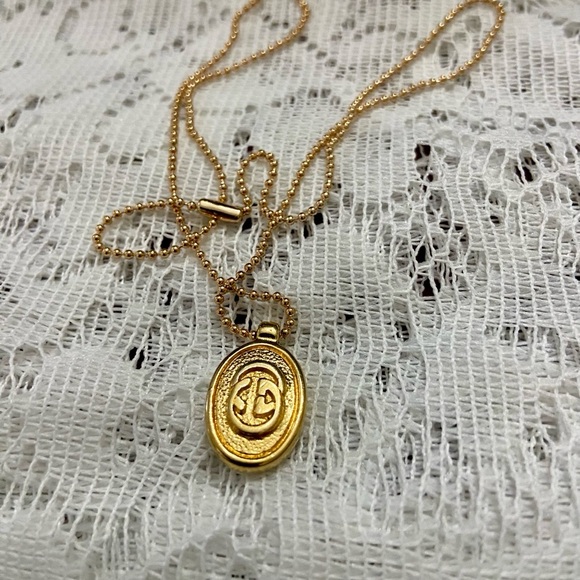 Vintage, Gucci Gold Tone Charm with 18in Gold Plated Chain Necklace - Picture 5 of 7